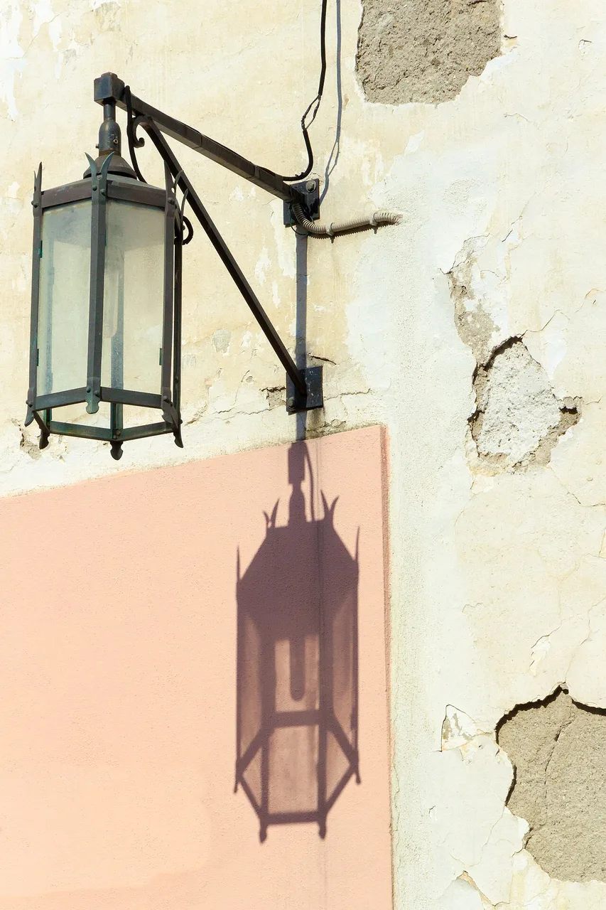 A wall lantern on Terra Murata. Photograph by Matthias Süßen, CC BY-SA 3.0, via Wikimedia Commons.