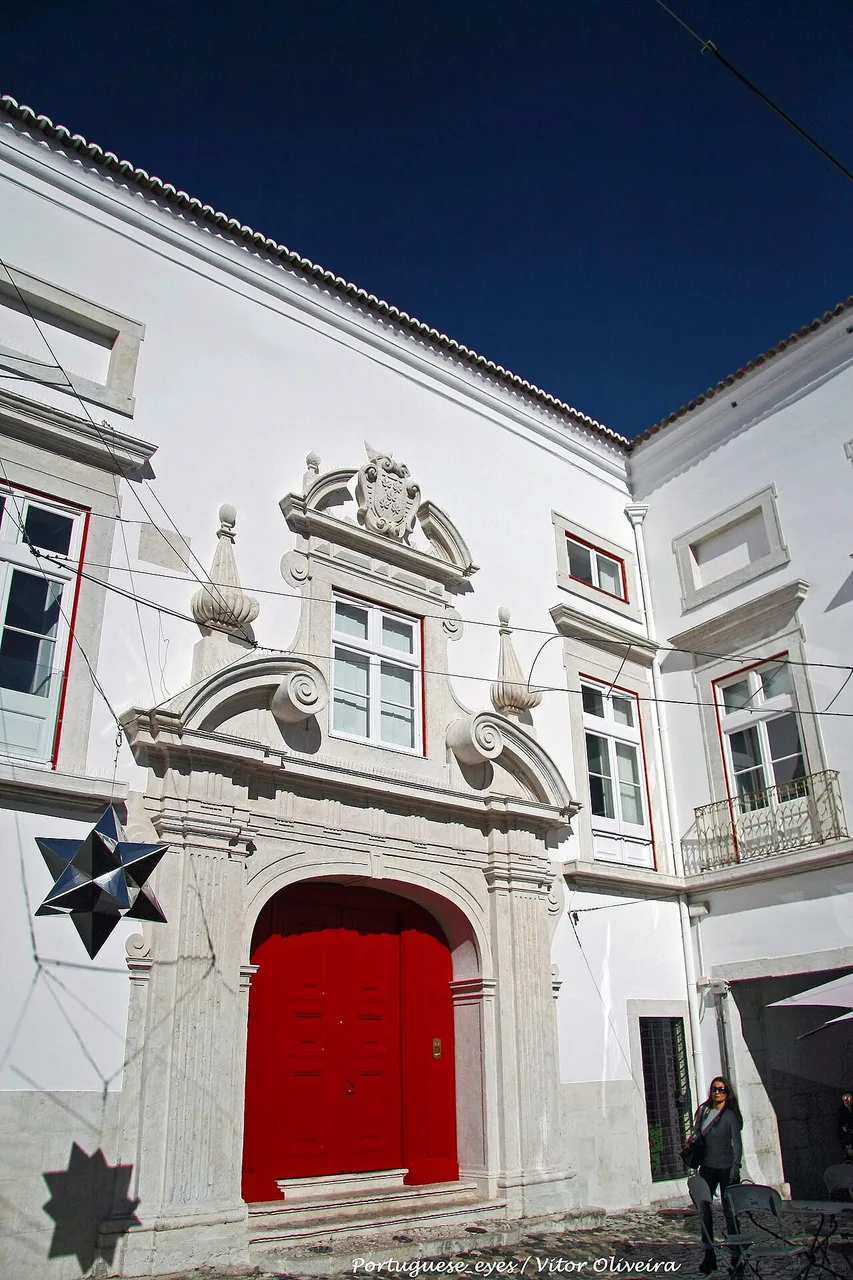 A baroque doorway at Palácio Belmonte. Photograph by Vitor Oliveira, CC BY-SA 2.0, via Wikimedia Commons.